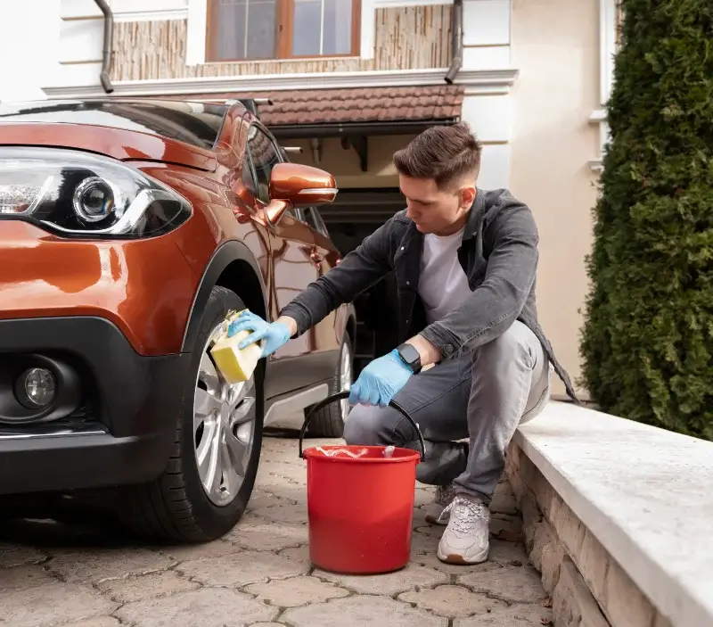 Lavage auto à domicile Poussignac : professionnel intervenant sur un véhicule